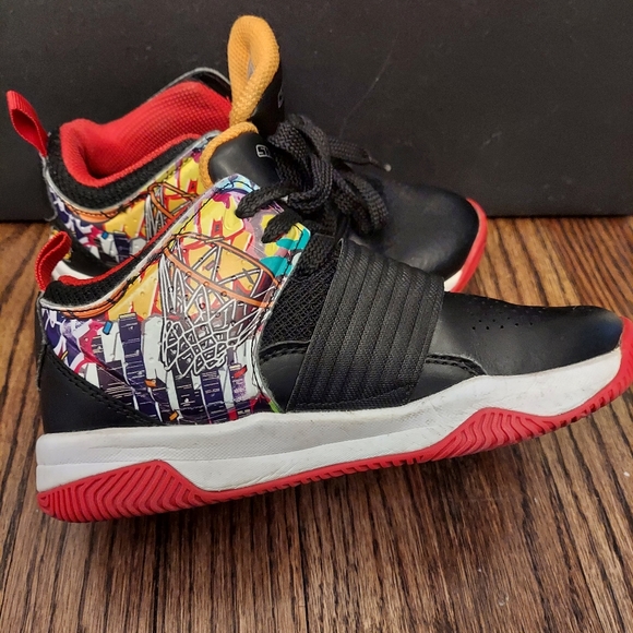 Skechers SKX Hoop Til it Hurts Sneaker - Picture 3 of 6